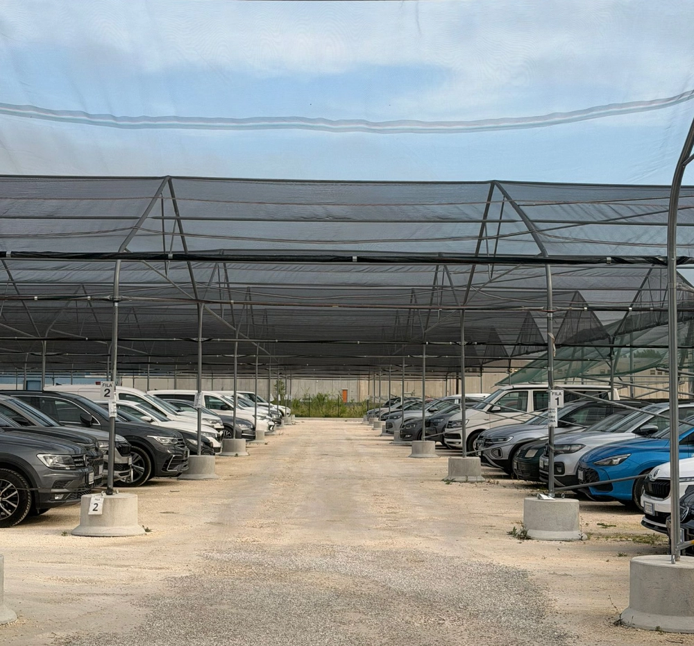 Parcheggio concessionaria coperto con struttura Euromet — file di veicoli protetti